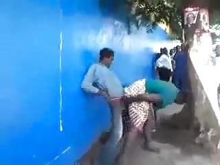 صعود به خانه مرد با دختر غارت نشد، اما به سادگی در آشپزخانه بازنشسته شد و او به او ضربه ای زد و پس از آن صاحب بازگشت آنها موفق به پنهان کردن از او و به آرامی به اتاق خواب جایی که آنها به پایان رسید آنچه که در آشپزخانه آغاز شده و شخص دمدمی مزاجی کودک