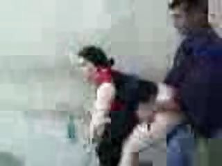 یک دانشجو از بخش هنر چهره برهنه مرد را جلب کرد اما تمام افکار او تنها در مورد آلت تناسلی او بود و به نظر می رسید که آنها به نظر آنها را بخوانند زیرا او شلوار جین خود را پاره کرد و لکه های مقعدی را به آرامی گره جوان خود را در اعضای ایستاده